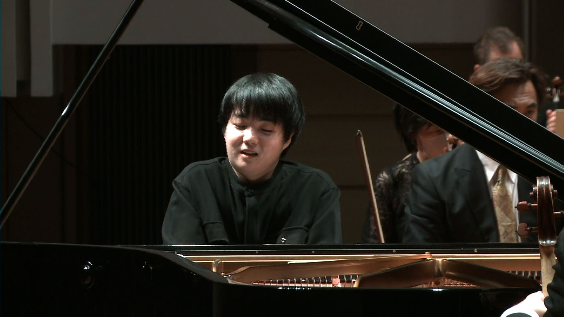 ピアノ：藤田真央 　指揮：藤岡幸夫　 日本フィルハーモニー交響楽団